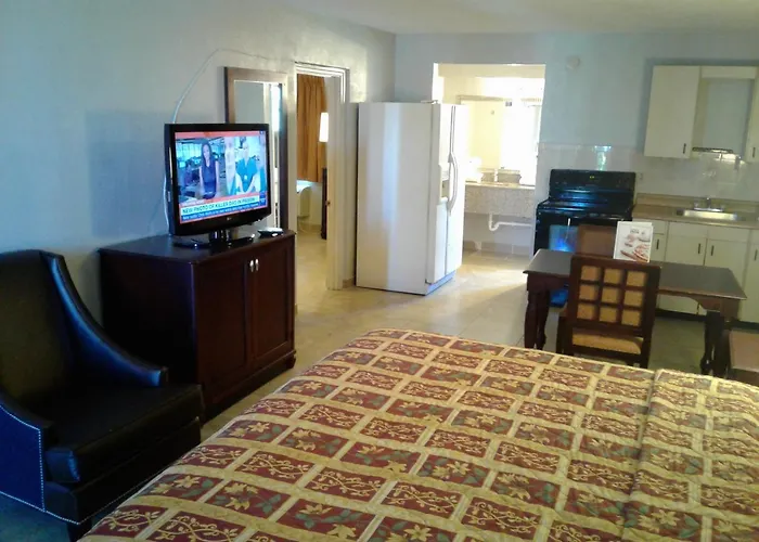 Express Inn & Suites - 5 Miles From St Petersburg Clearwater Airport Pinellas Park